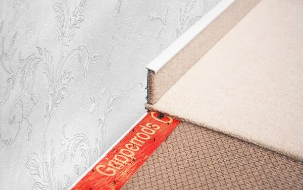 Плинтус для ковролина Korner Listwa 100 Белый 2,5м (50мм) в Воронеже