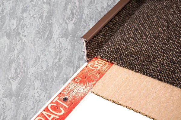 Плинтус для ковролина Korner Listwa 105 Темно-коричневый 2,5м (50мм) в Воронеже